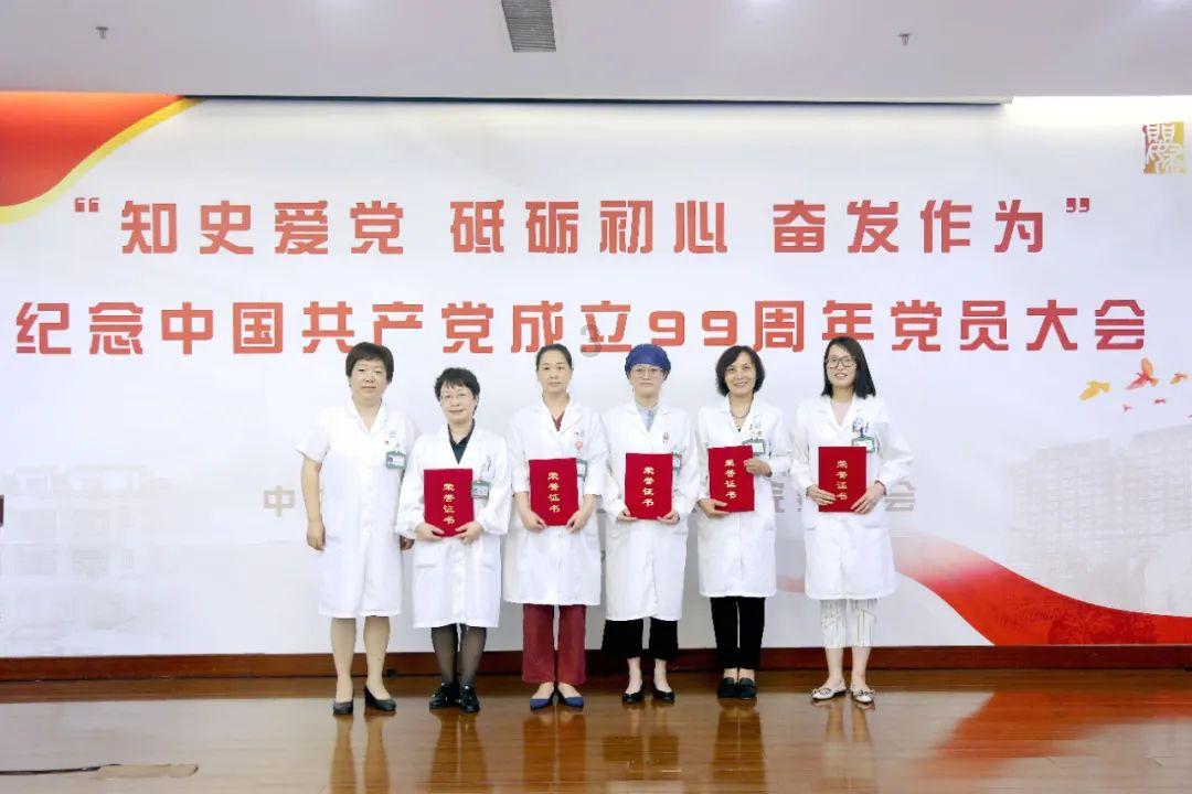 救援受困木屋的牛仔